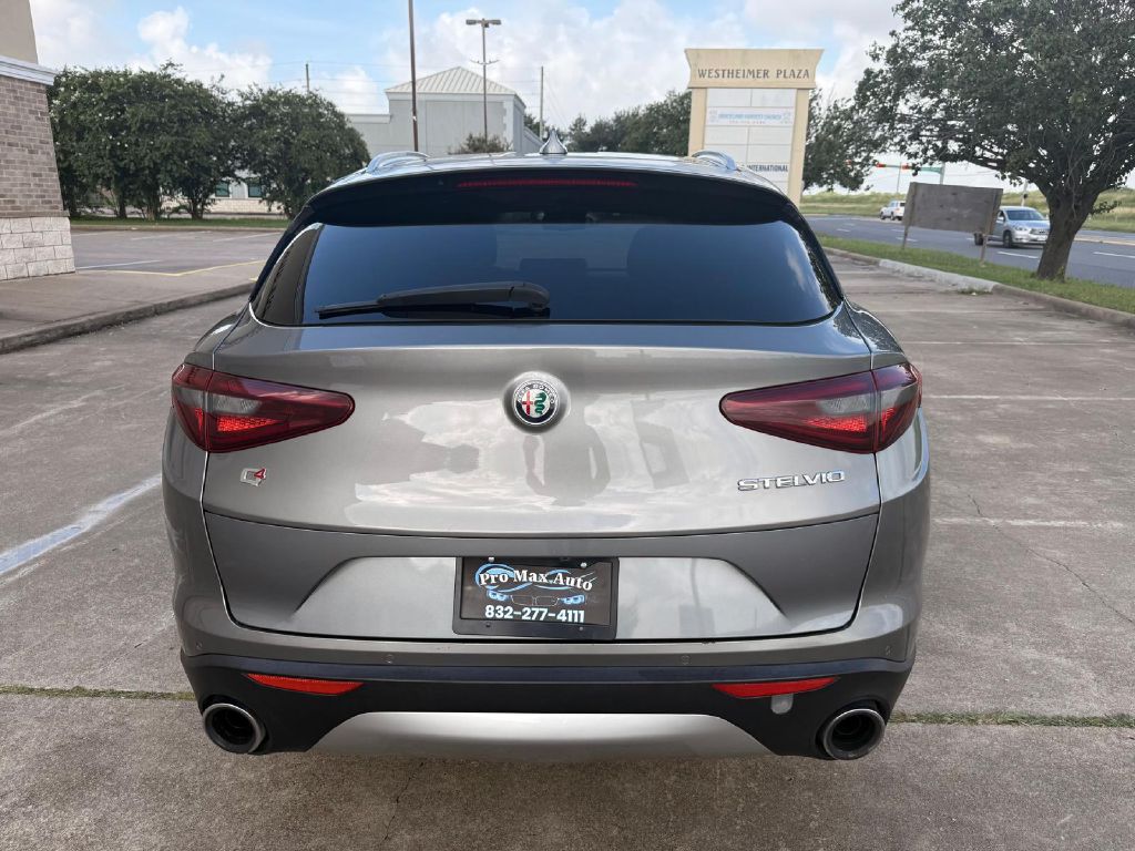 Photo 4 of this ALFA ROMEO STELVIO
