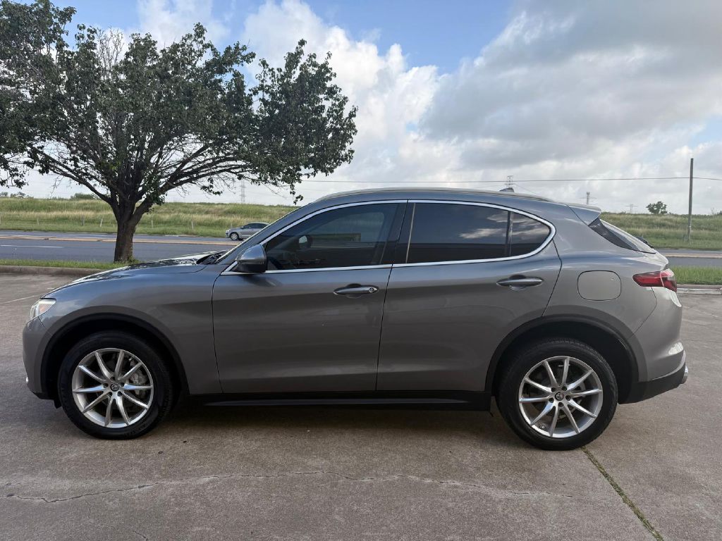 Photo 6 of this ALFA ROMEO STELVIO