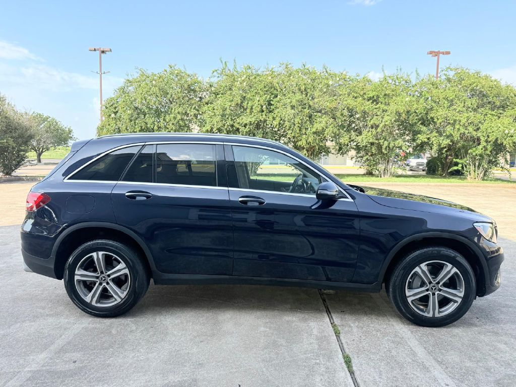 Photo 2 of this MERCEDES-BENZ GLC