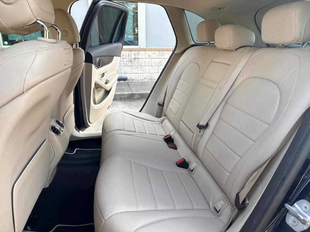 Photo 11 of this MERCEDES-BENZ GLC