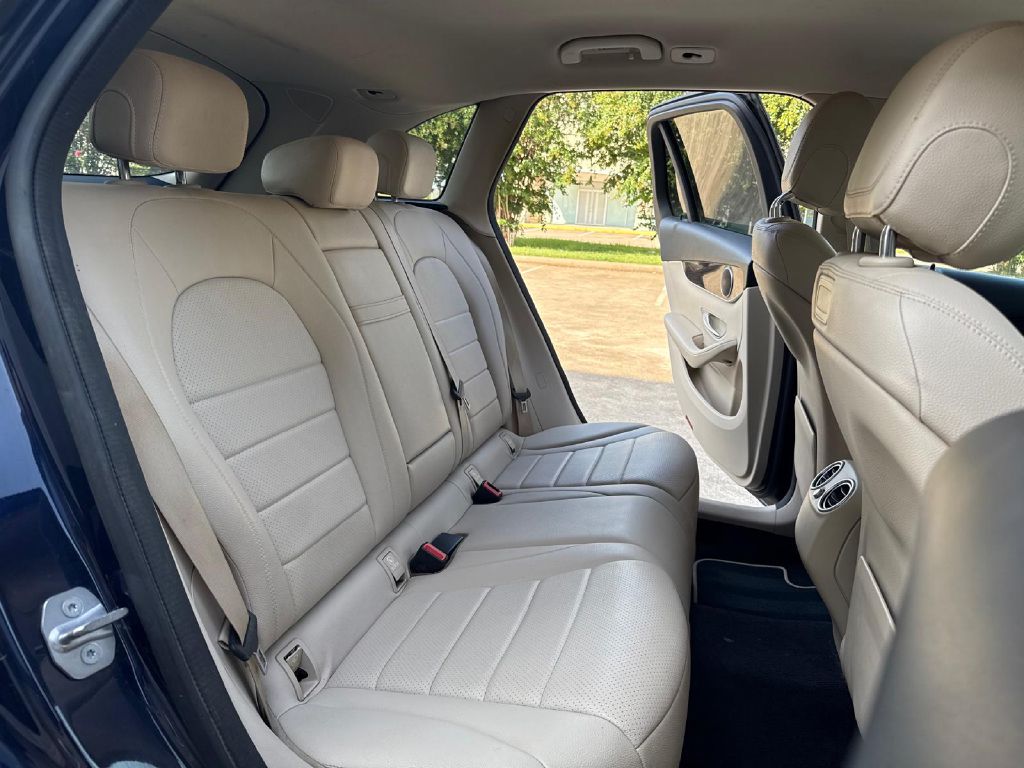 Photo 12 of this MERCEDES-BENZ GLC