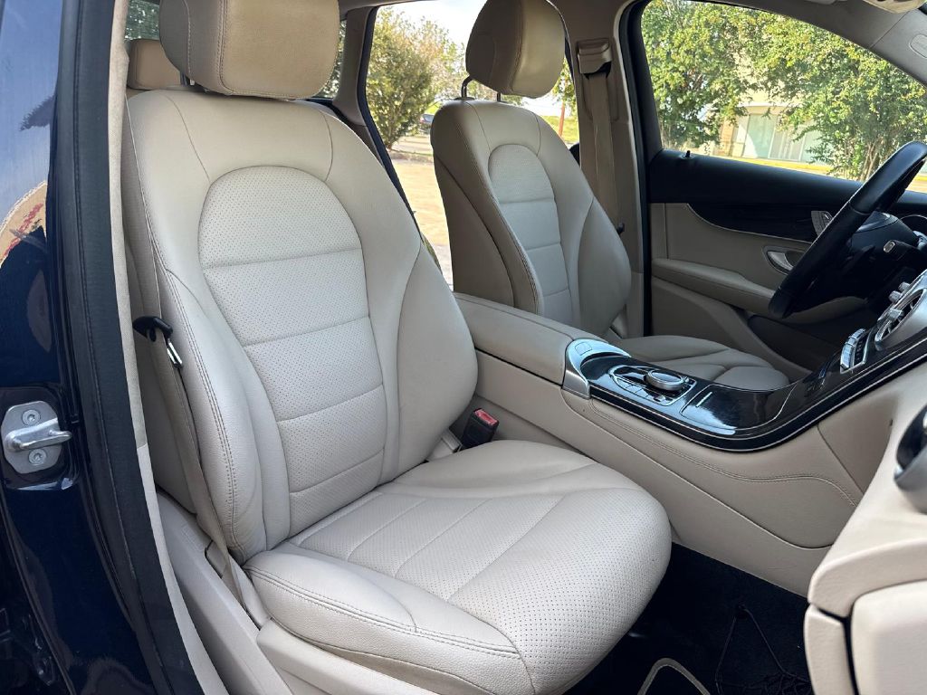 Photo 13 of this MERCEDES-BENZ GLC