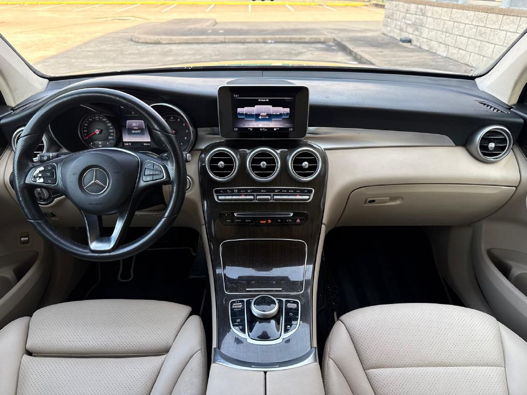 Photo 16 of this MERCEDES-BENZ GLC