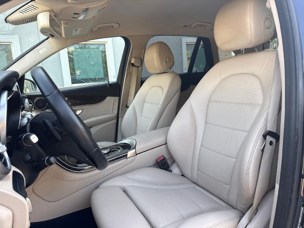 Photo 10 of this MERCEDES-BENZ GLC