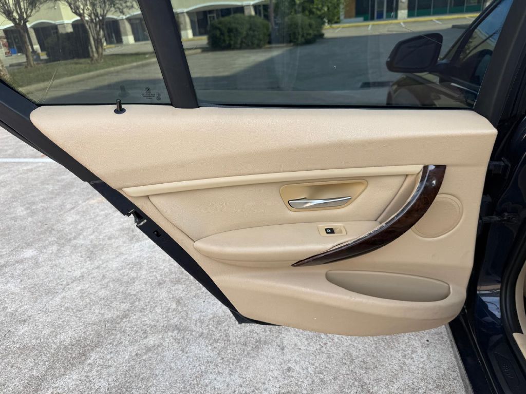 Photo 13 of this BMW 320