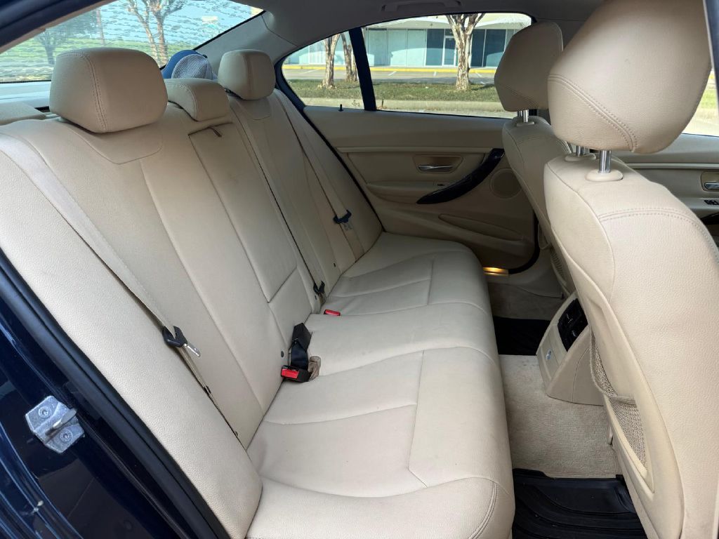 Photo 19 of this BMW 320