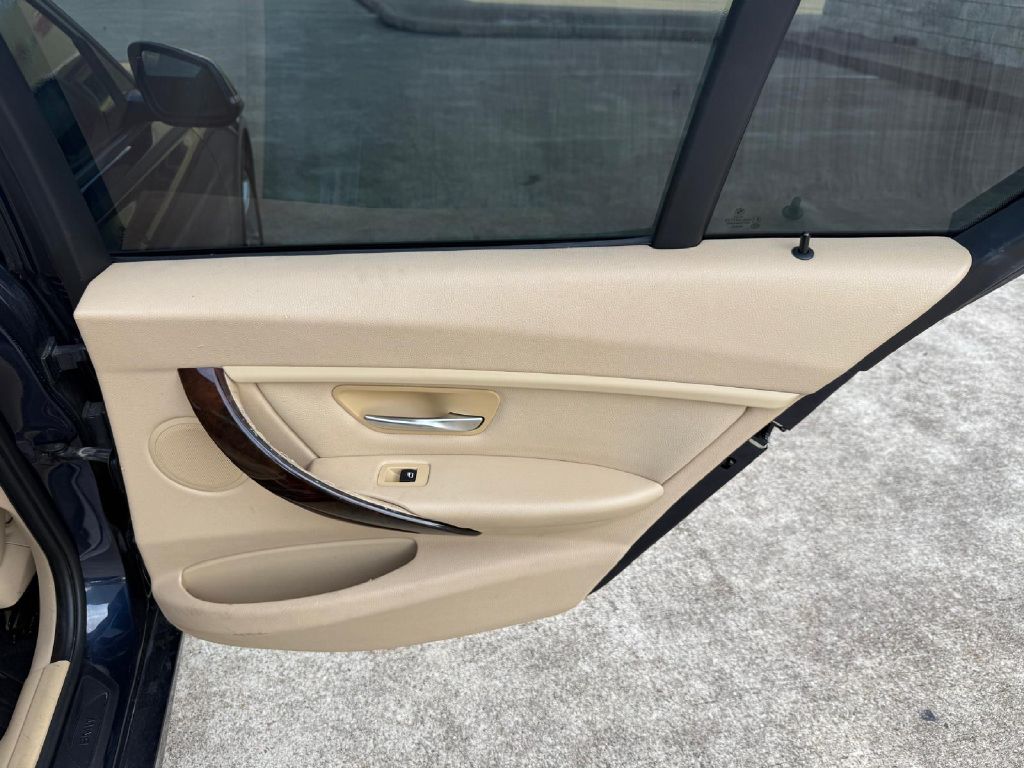 Photo 14 of this BMW 320