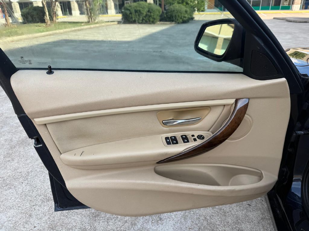 Photo 12 of this BMW 320