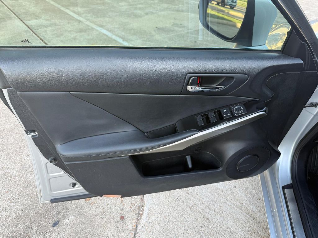 Photo 12 of this LEXUS IS