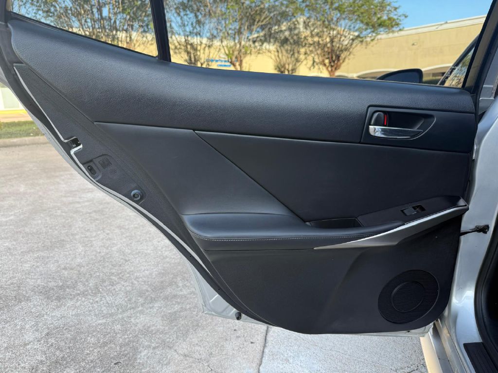 Photo 13 of this LEXUS IS