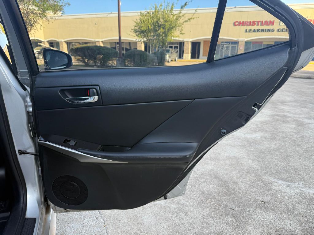 Photo 14 of this LEXUS IS