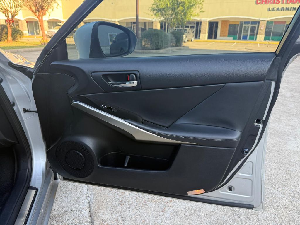 Photo 15 of this LEXUS IS