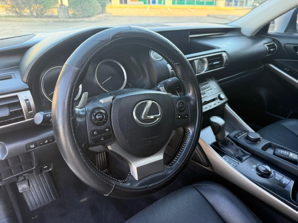 Photo 17 of this LEXUS IS