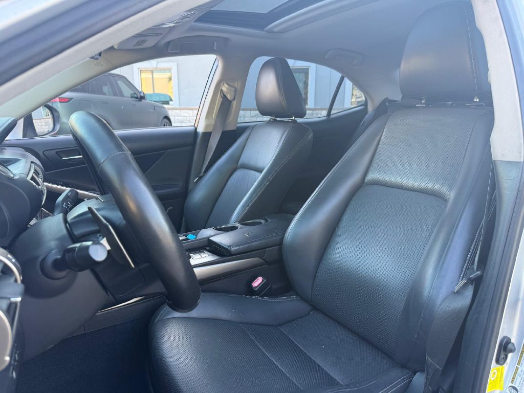 Photo 18 of this LEXUS IS