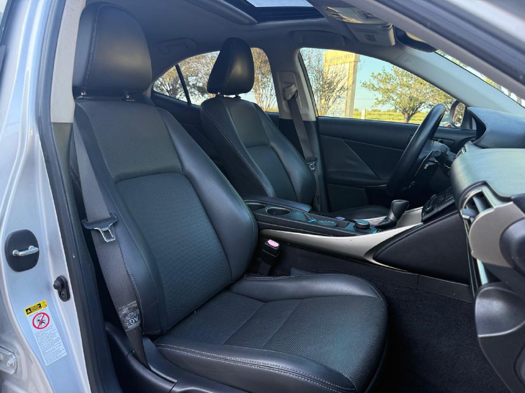 Photo 21 of this LEXUS IS