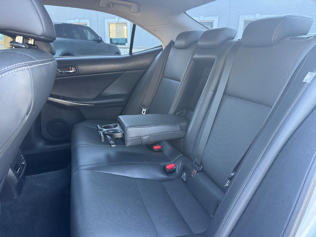 Photo 19 of this LEXUS IS