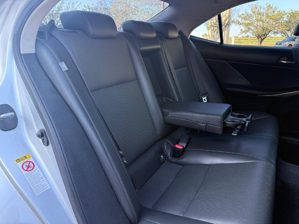 Photo 20 of this LEXUS IS