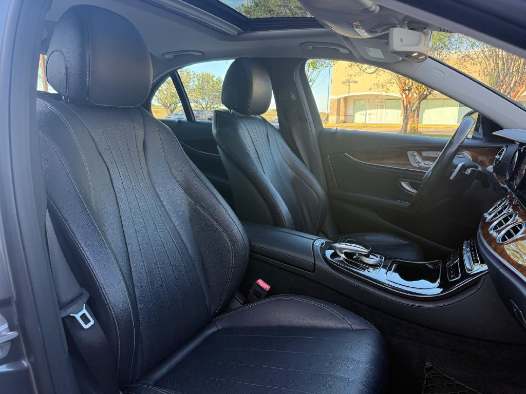 Photo 23 of this MERCEDES-BENZ E-CLASS