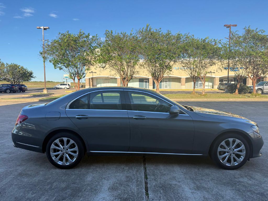 Photo 2 of this MERCEDES-BENZ E-CLASS