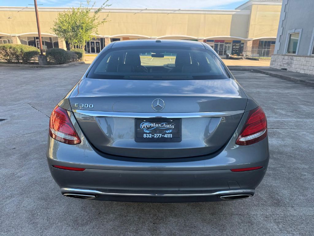 Photo 5 of this MERCEDES-BENZ E-CLASS