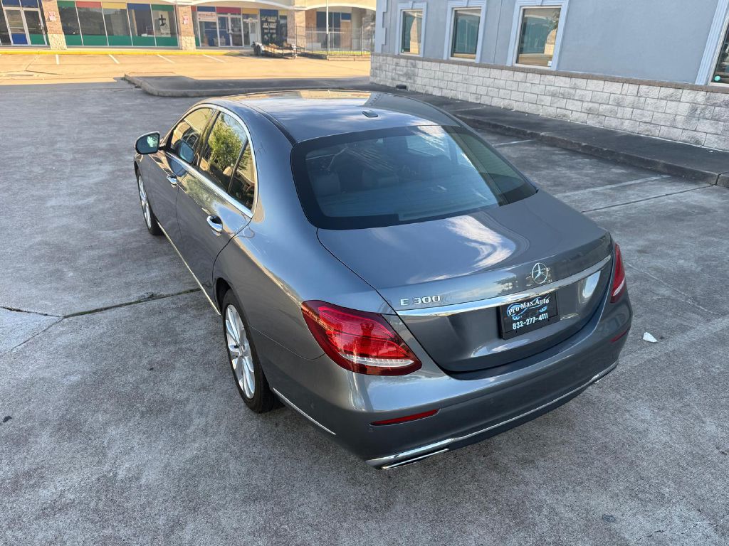 Photo 6 of this MERCEDES-BENZ E-CLASS