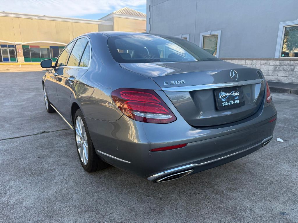 Photo 7 of this MERCEDES-BENZ E-CLASS
