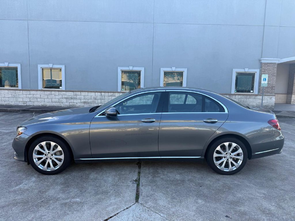 Photo 9 of this MERCEDES-BENZ E-CLASS