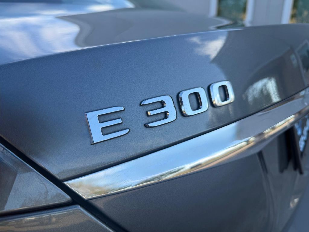 Photo 8 of this MERCEDES-BENZ E-CLASS