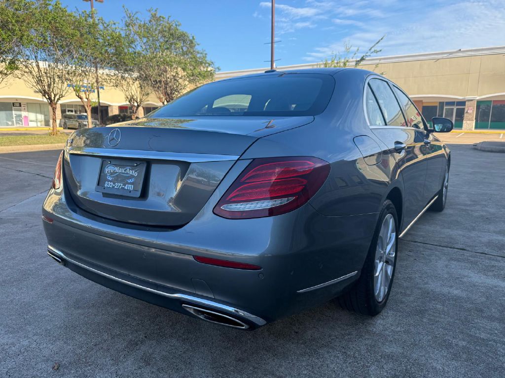 Photo 4 of this MERCEDES-BENZ E-CLASS