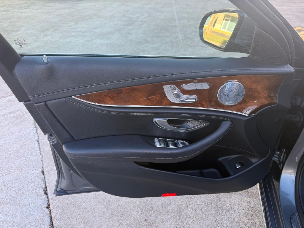 Photo 14 of this MERCEDES-BENZ E-CLASS