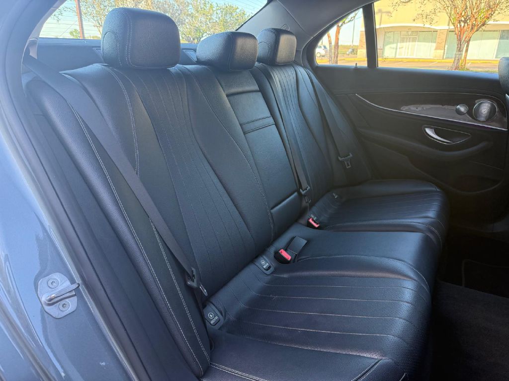 Photo 22 of this MERCEDES-BENZ E-CLASS