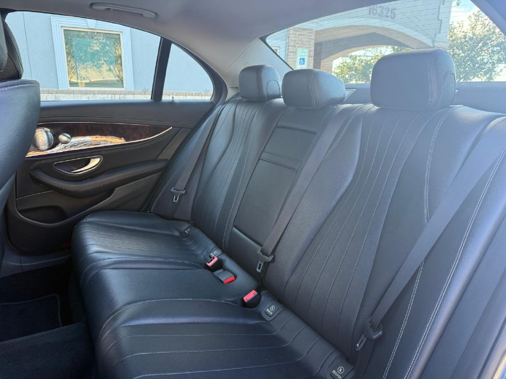Photo 21 of this MERCEDES-BENZ E-CLASS