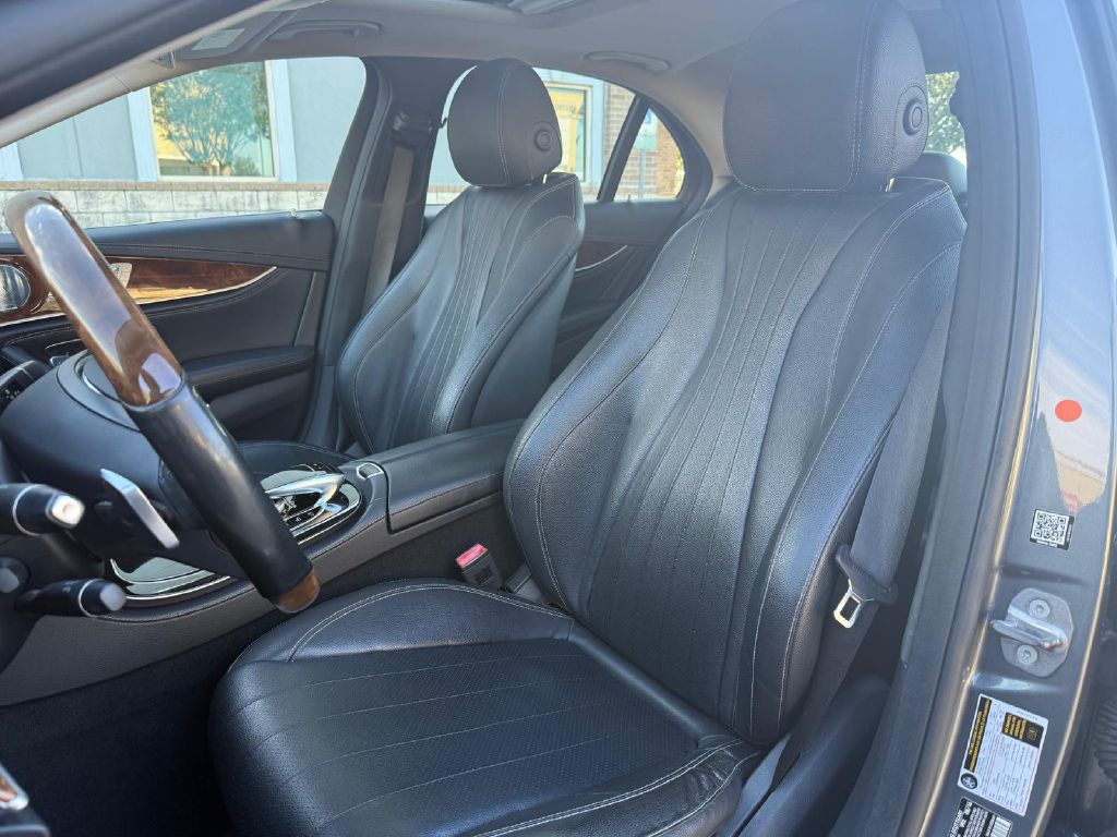 Photo 20 of this MERCEDES-BENZ E-CLASS