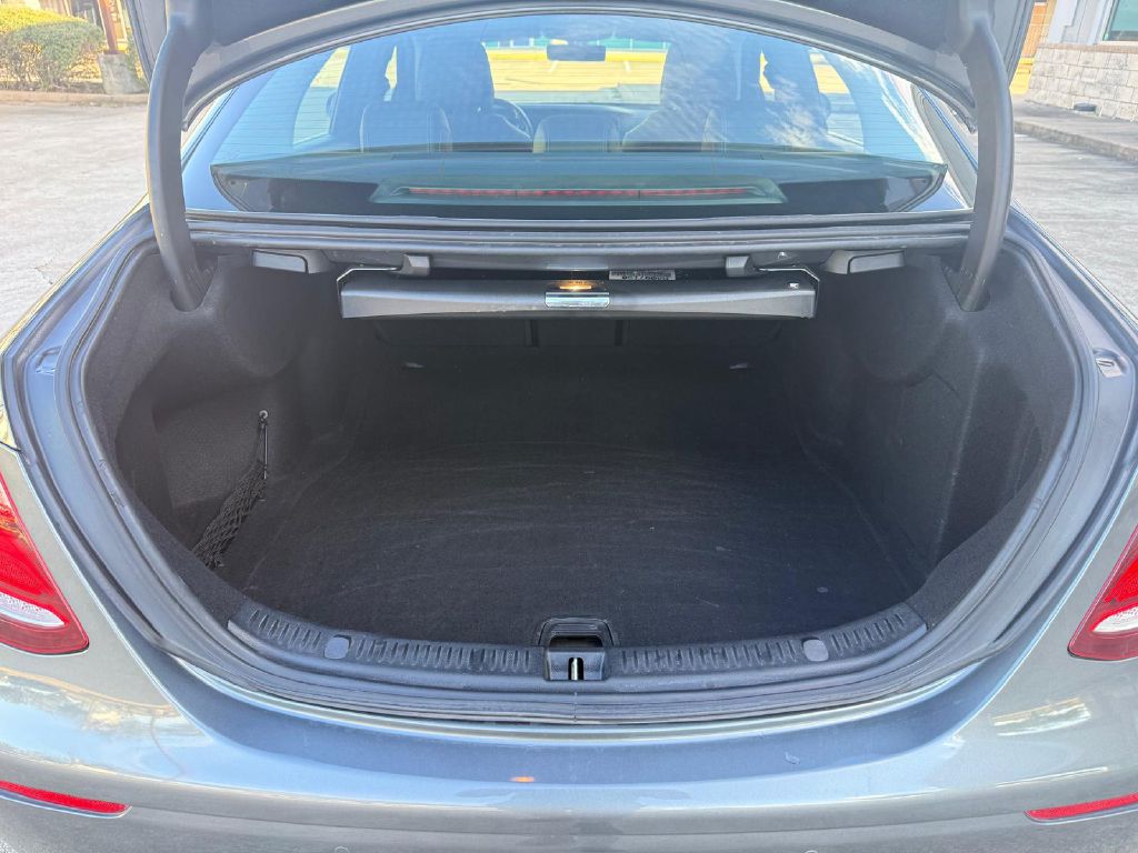 Photo 24 of this MERCEDES-BENZ E-CLASS