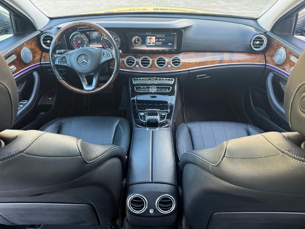 Photo 26 of this MERCEDES-BENZ E-CLASS