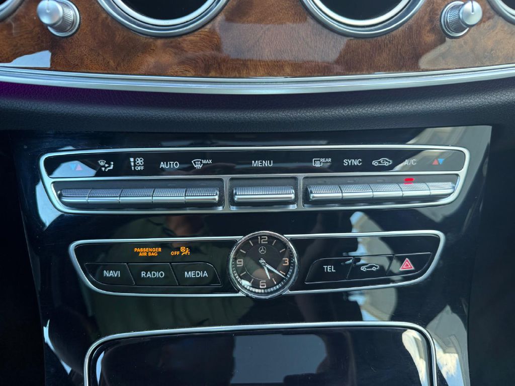 Photo 27 of this MERCEDES-BENZ E-CLASS