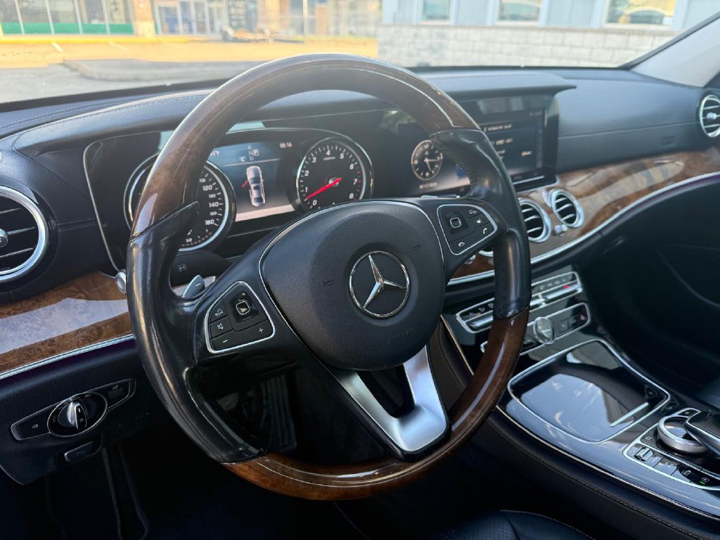Photo 19 of this MERCEDES-BENZ E-CLASS