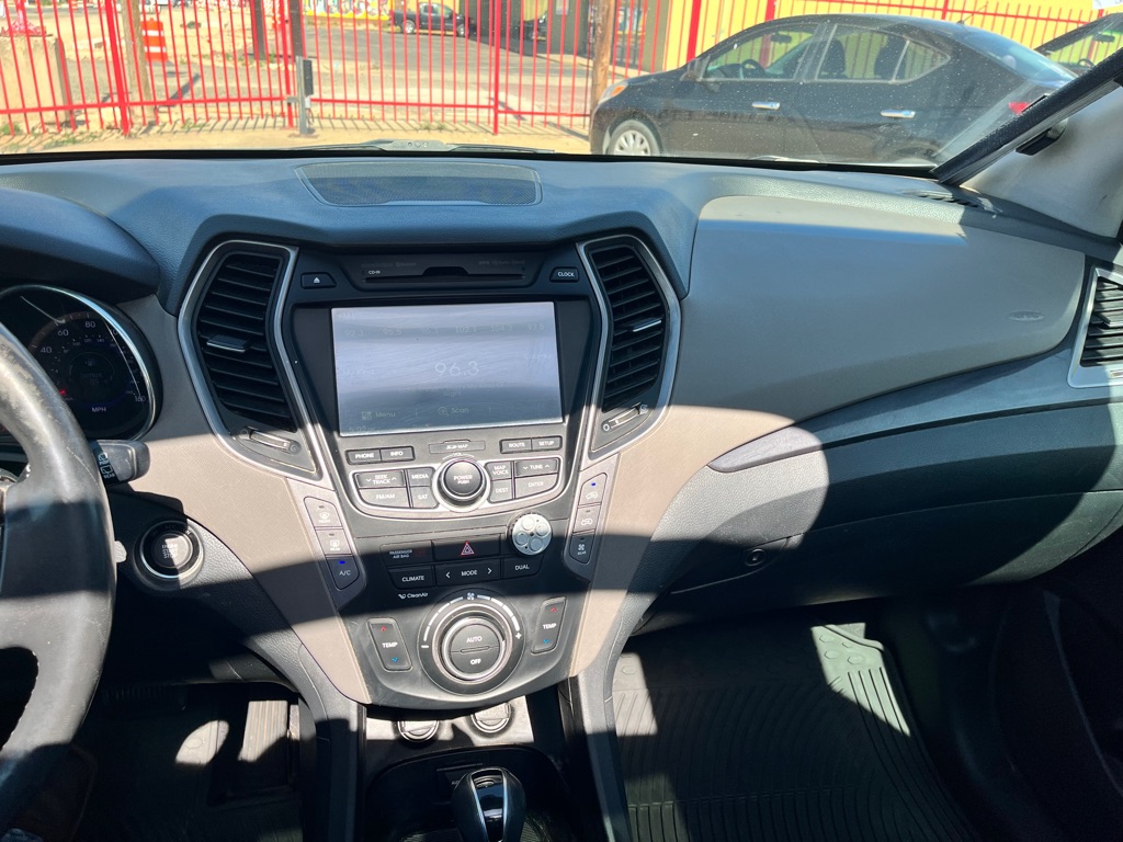Photo 19 of this HYUNDAI SANTA FE
