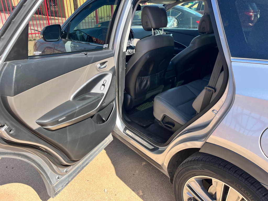 Photo 11 of this HYUNDAI SANTA FE