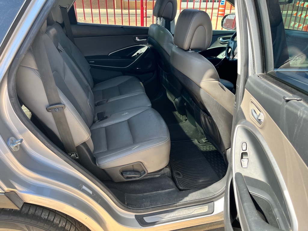 Photo 17 of this HYUNDAI SANTA FE