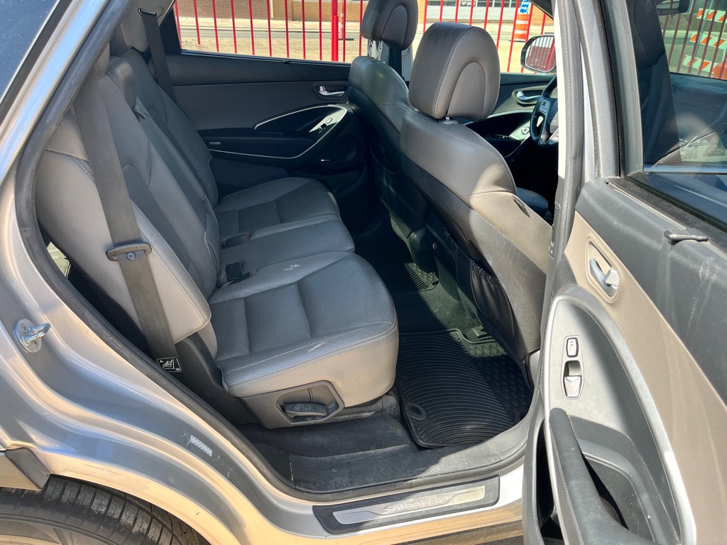 Photo 16 of this HYUNDAI SANTA FE