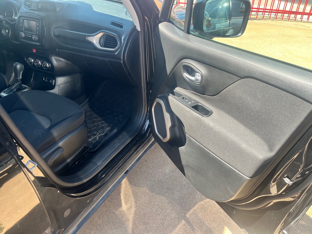 Photo 12 of this JEEP RENEGADE