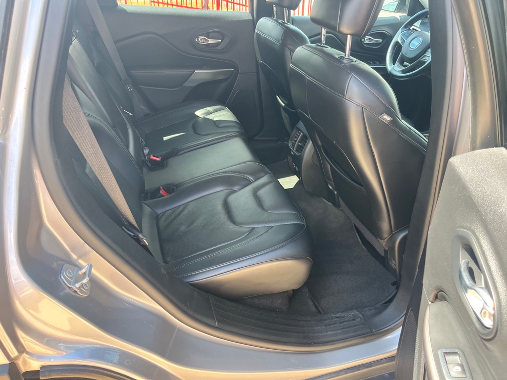 Photo 18 of this JEEP CHEROKEE
