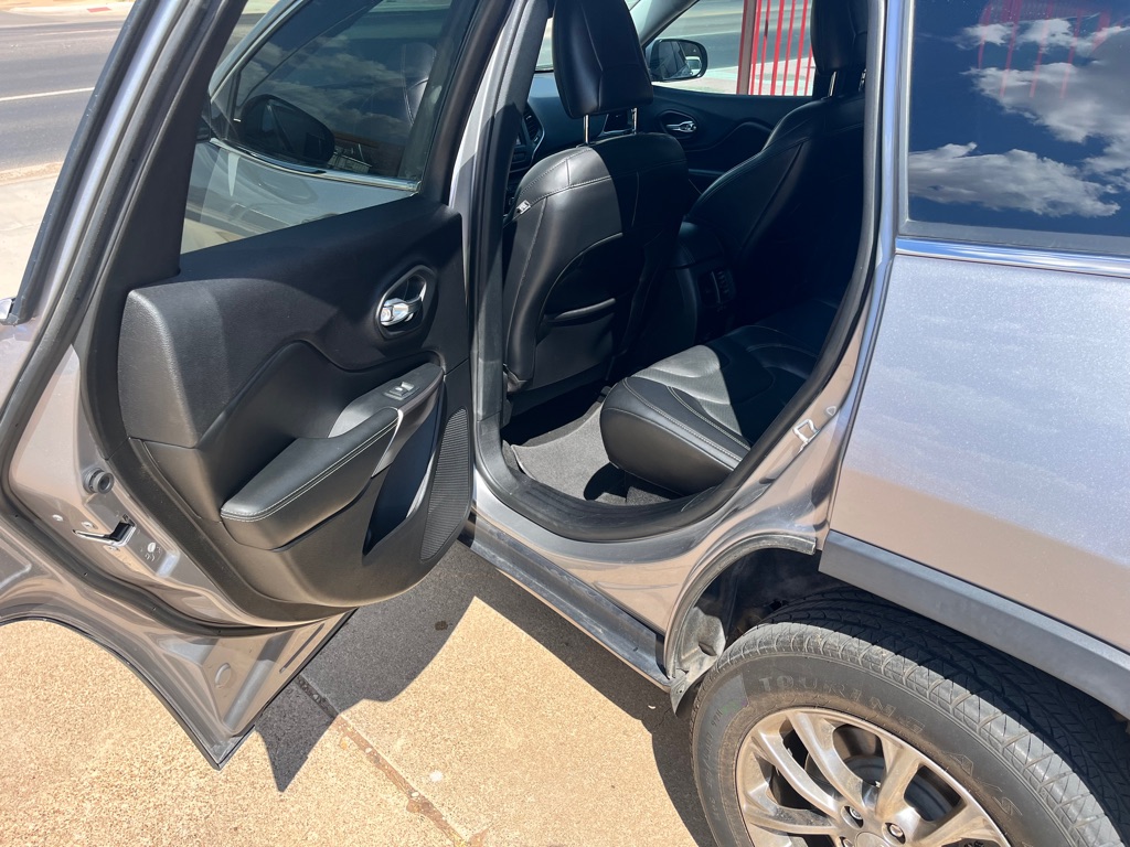 Photo 13 of this JEEP CHEROKEE