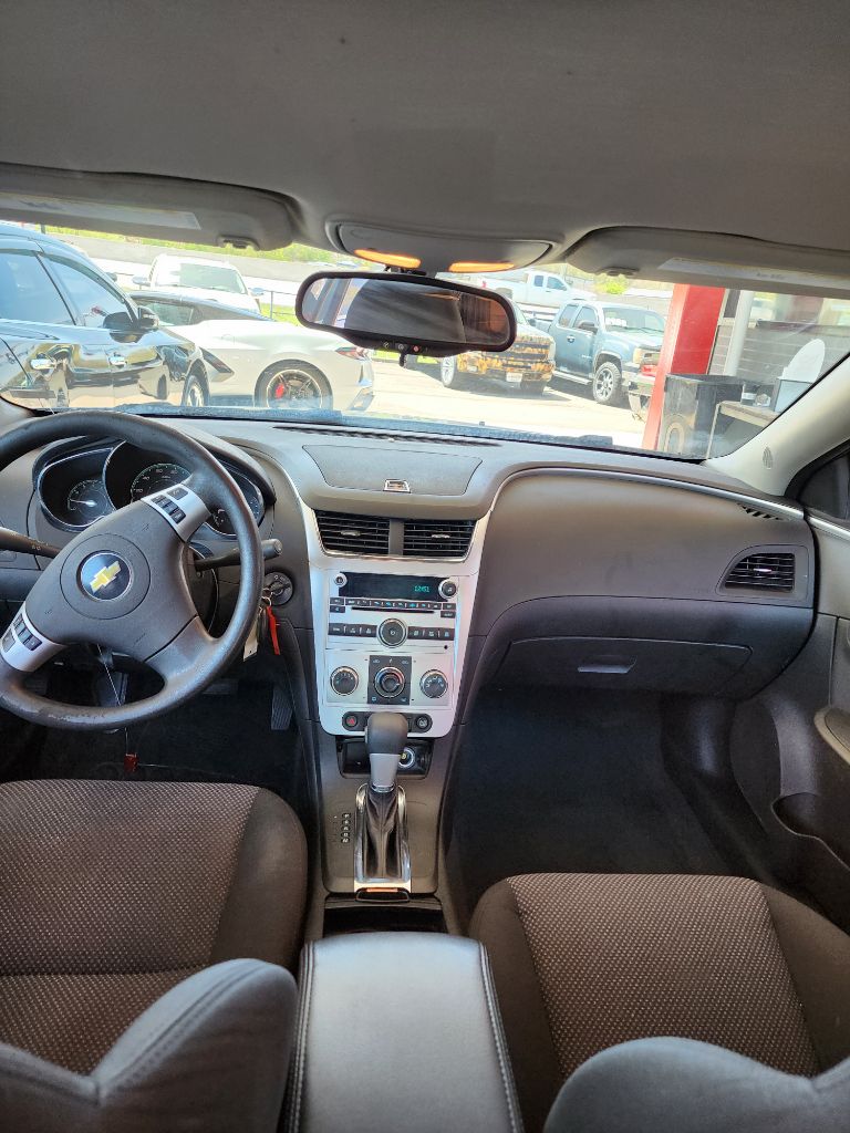 Photo 8 of this CHEVROLET MALIBU