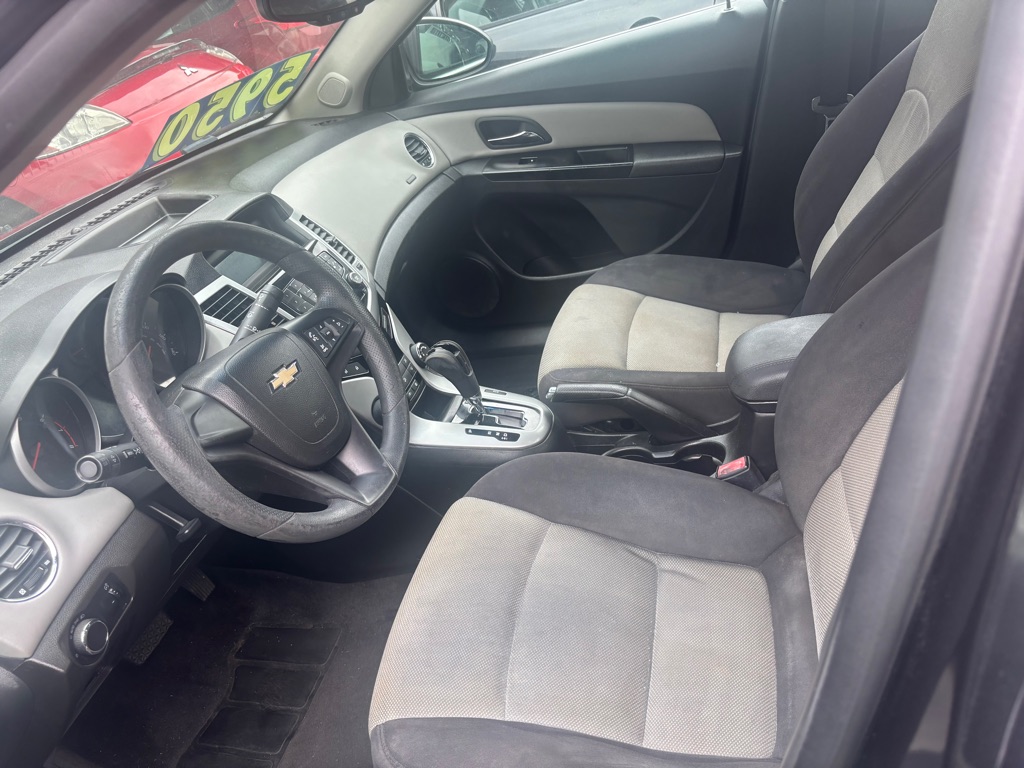 Photo 4 of this CHEVROLET CRUZE