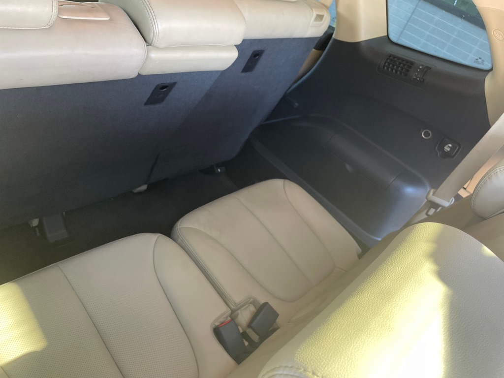 Photo 11 of this HYUNDAI SANTA FE