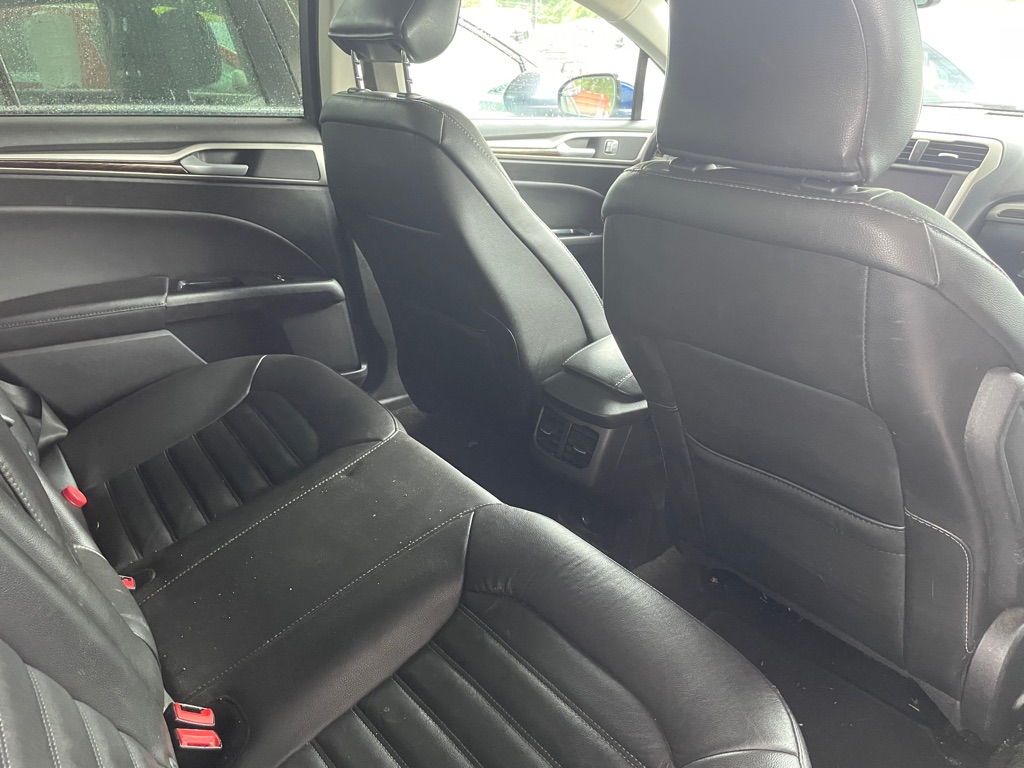 Photo 10 of this FORD FUSION