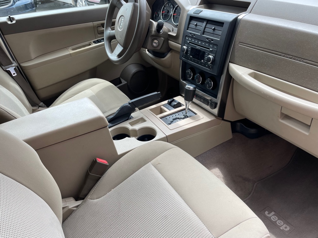Photo 8 of this JEEP LIBERTY