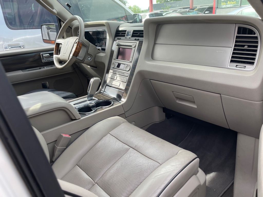 Photo 7 of this LINCOLN NAVIGATOR